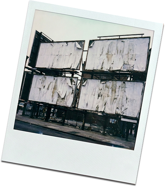 Vallas publicitarias cubiertas de blanco