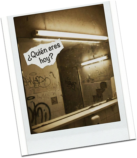 Espejo con pegatina 'Quién eres hoy'